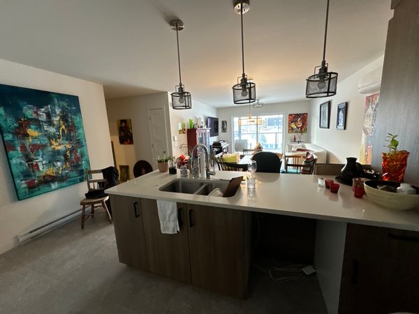La chambre privée de Isabelle Éclairée et grande, située à 2 pas de tout, soit magasins et centre-ville ainsi que la campagne sur le bord de l’eau. Le tout dans un condo neuf  de luxe avec grande terrasse vitrée