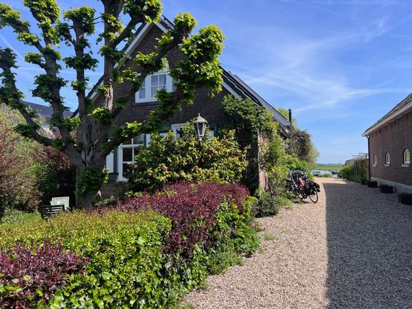 Cozy, family friendly, formal farm house in the country side, close to Amsterdam. Typical Dutch landscape. Wide view on pasture with cows. Supermarket within 800 m