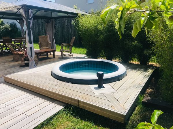 4 camere da letto, ampio soggiorno e terrazza coperta, SPA Jacuzzi, trampolino, calcetto, pianoforte,