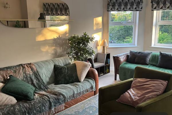 Really Cosy, yet surprisingly large 2 bed flat in a lovely part of Surrey, England