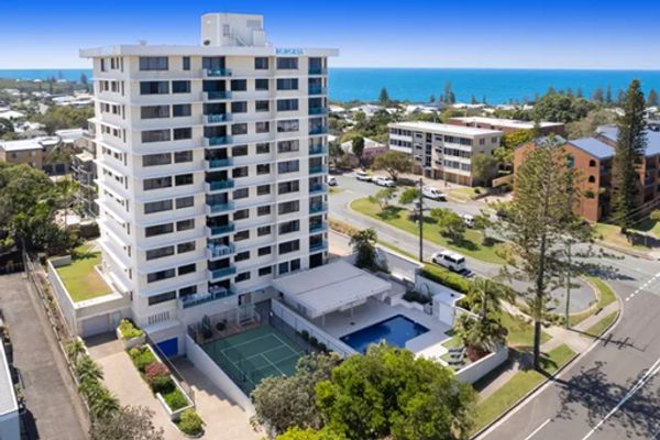 Sunshine Coast (Australia) large 3 bedroom unit with ocean views, easy access to popular beaches, cafes and restaurants.