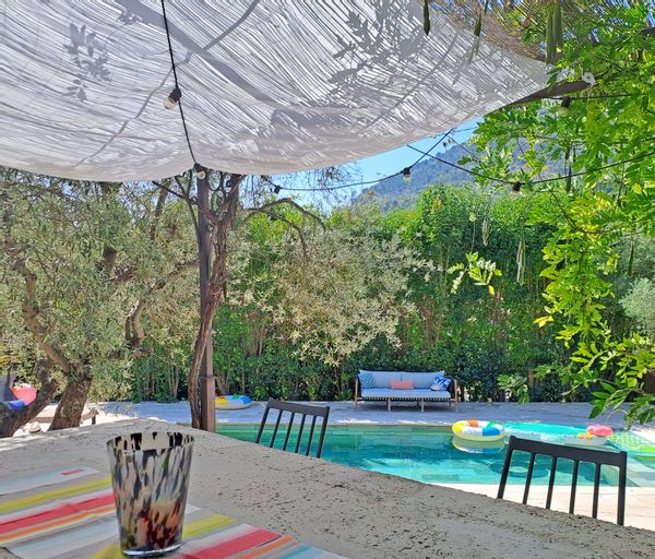 Maison familiale avec piscine, 5 chambres, dans un village à 30 minute de Nice