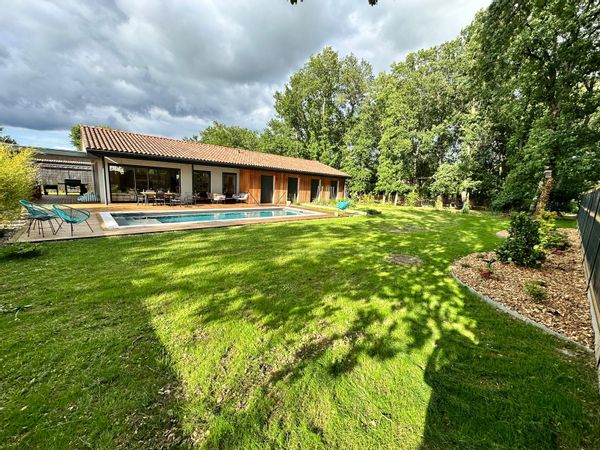 Maison ossature bois entre vigne et forêt dans le Frontonnais