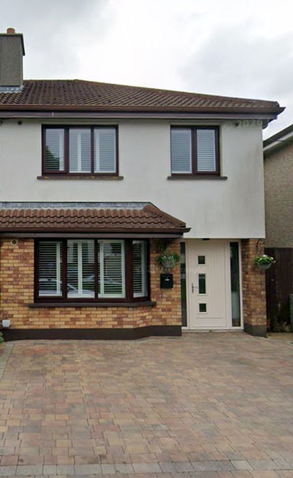 Cosy house in a quiet estate with a bus stop across the estate with easy access to the city.