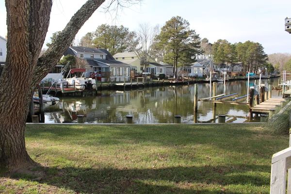 Spacious Home, With Dock, Sleeps 9, Access To Beach Club & Pool