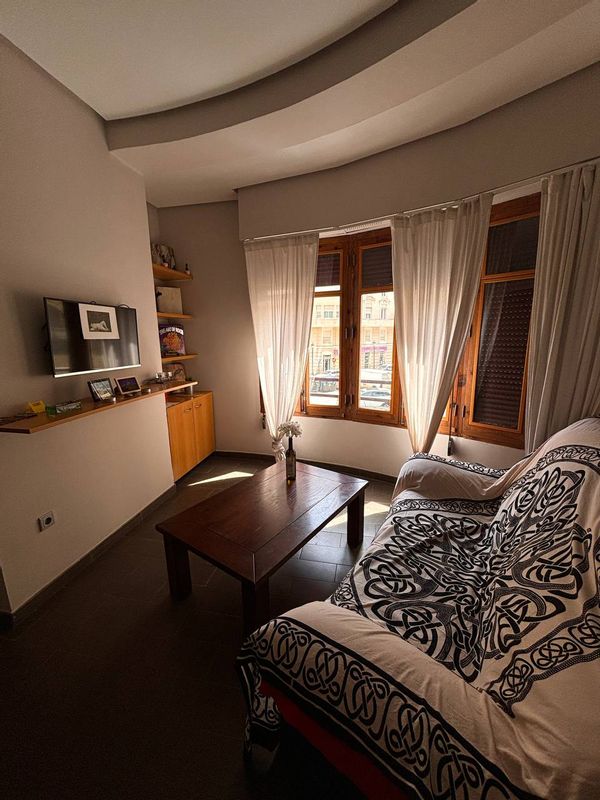 A comfortable and bright room in the heart of Valencia.