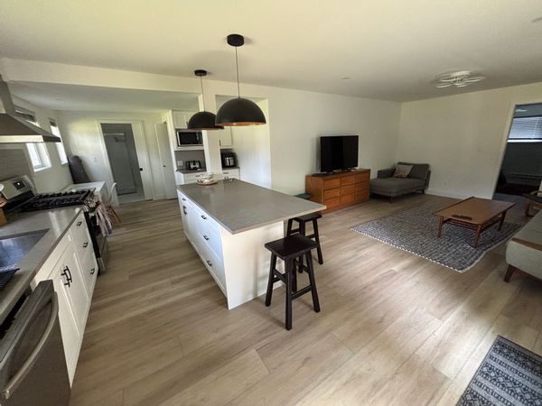Pascal's apartment is a quite one-bedroom with much light, access to garden, in a family neighborhood, served by public transportation, and close to beautiful parks.
