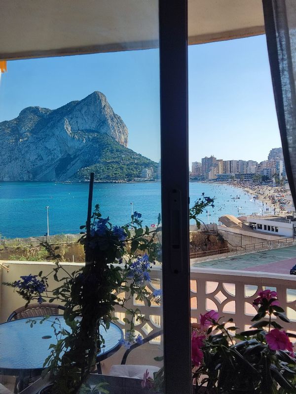 CALPE BEACH APARTMENT WITH VIEWS OF THE PEÑON DE IFACH AND THE SEA