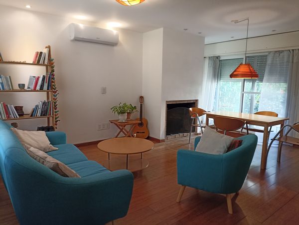 Casa moderna con jardín a dos cuadras de la rambla