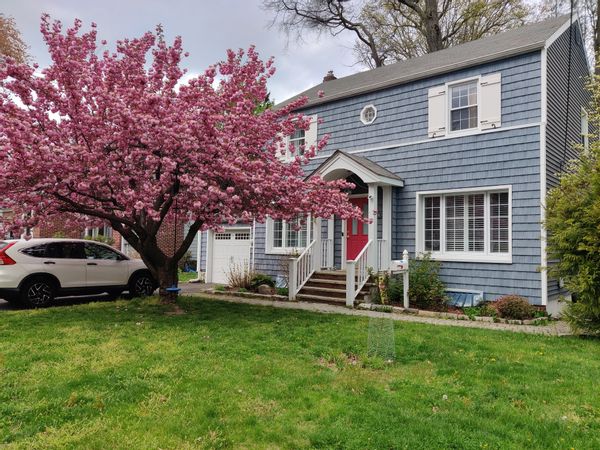 Nuri's house is a colorful suburban home within 30km distance to New York City