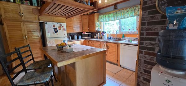Bev's house 3 bedroom, 2 bathroom, one level, 6 minutes from village. Quiet, and comfortable