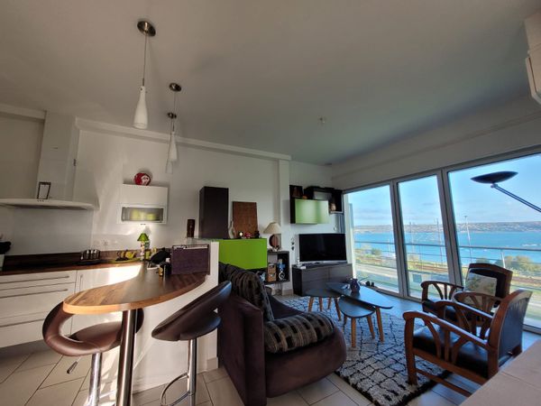 Le logement de Sylvie et Philippe dispose d'une superbe vue sur la rade et le port de plaisance de Brest tout en étant à proximité de la ville. Il se situe dans une résidence sécurisée. Vous pourrez profiter de restaurants, du jardin botanique de Stangalard, de la piscine du Spadium et d'Océanopolis situés à moins d'un quart d'heure de marche.