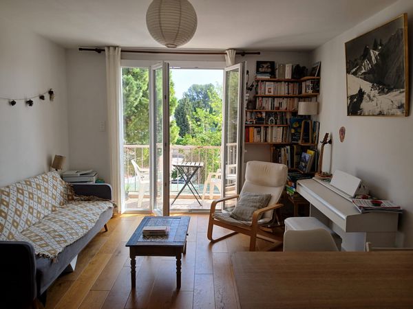 La maison de Carole

Appartement avec 2 chambres (une petite chambre supplémentaire est possible), très lumineux et traversant, avec une vue dégagée, à 10 minutes à pieds du métro, bus à proximité, parking voiture dans la résidence.