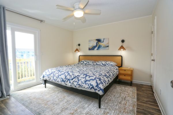 Welcome to House of Waves - Ale Mane (ಅಲೆ ಮನೆ, pronounced 'ah-lay ma-nay'), where the rhythm of the ocean meets the comfort of home. This beautifully renovated 2BR/2BA condo is just a 1-minute stroll to the sand and a 5-minute walk to the iconic boardwalk. You're perfectly positioned to enjoy the best of the island, with 2 king beds, a spacious furnished porch and a pool. Perfect for couples or small families looking for a relaxing stay in the heart of Carolina Beach!