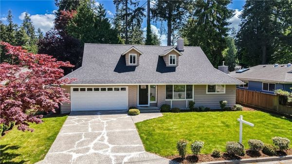 Family-friendly 2-story detached house in a quite and beautiful Seattle suburb