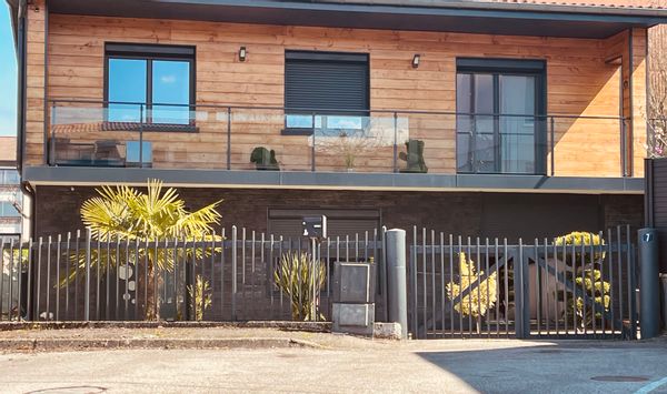 La maison de Stephanie Maison à deux pas du lac d annecy Mondialement connu 10 minutes en vélo 20 minutes à pieds 5 minutes en voiture selon affluence bien sûr Montagne station de ski Lac et vieille ville d Annecy Maison entièrement équipée