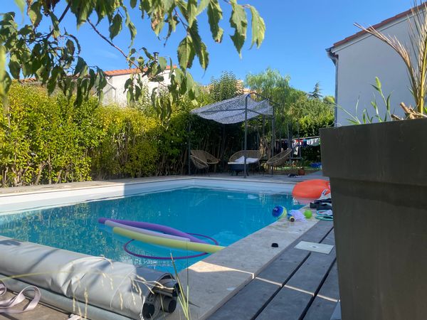 Maison proche des transports en communs (bus et tram) et de la gare. 15 minutes en voiture de la plage. Maison lumineuse. Piscine et terrasse pour l'été. Piscine avec couverture de sécurité (barre à bache) pas d'alarme ni de barrière de sécurité