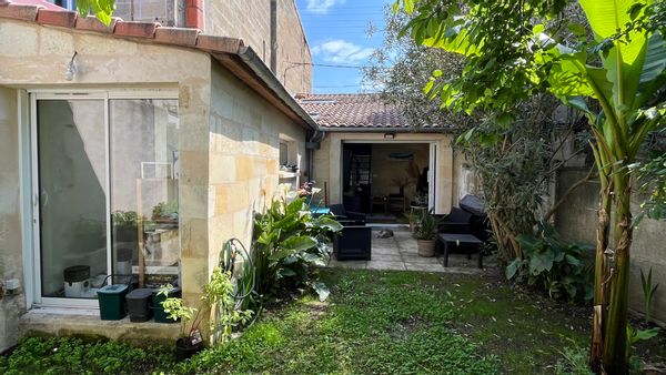 Maison en pierre de Boris et Grégory au pied du tram direct vers le centre-ville de Bordeaux