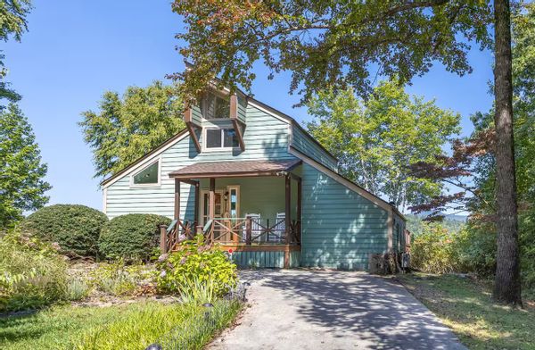 Cozy, amazing mountain views with a hot tube and a nice game-room, 15 mins from Hendersonville