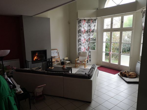 Maison spacieuse de 5 chambres en région parisienne, petit jardin. A 20 minutes de Paris en voiture, accès au rer A et E. A 20 minutes de Disneyland.