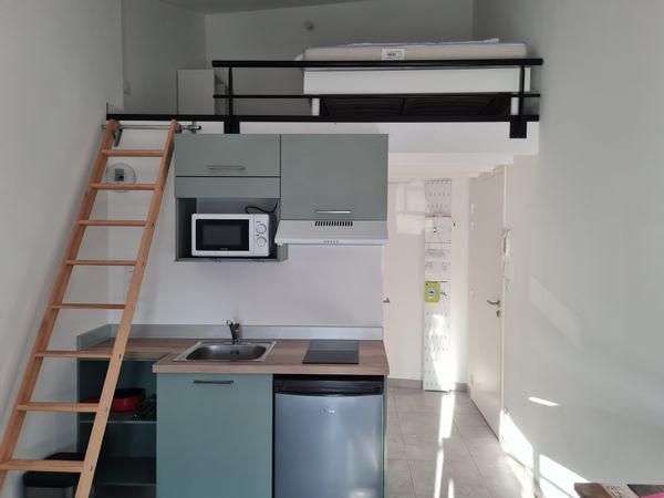 Appartement proche gare et centre ville de La Rochelle Entièrement rénové, propre et fonctionnel Petite résidence calme