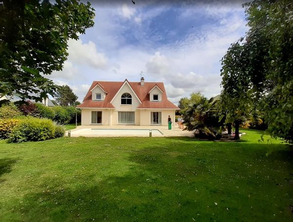 Maison lumineuse et spacieuse avec beau jardin dans un charmant village au calme.