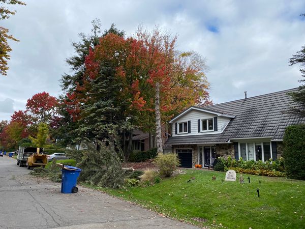 Une maison avec mur de pierre de style georgien comprenant 4 chambres réparties sur 3 niveaux. Il y a une piscine creusée à l'arrière.