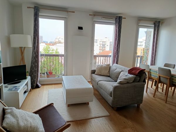 La maison de Juliette
Appartement de 65 mètres carrés, 2 chambres, 1 cuisine ouverte donnant sur un grand salon lumineux. Petit balcon filant.
5eme étage avec ascenseur, proximité immédiate avec le métro mais au calme avec vue sur un square pour enfants. Pas de vis a vis