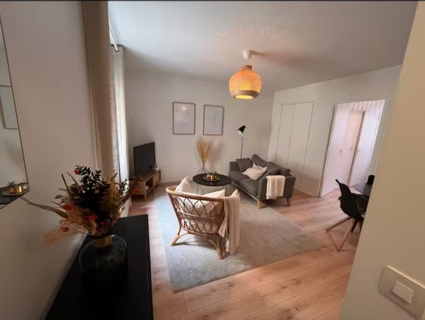 La maison de Nicolas est pleine de charme, à l’ambiance cosy, dans un quartier calme, sans passage , à proximité de commerces de quartier et de transports en commun permettant de rejoindre rapidement Paris.