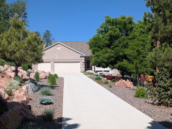 Spacious Colorado Springs Retreat - Close to Hiking & Biking - Great for families or couples