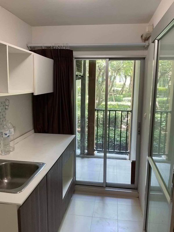 Michelle's house Cute studio apartment in resort condo complex. Gorgeous 25m x 50 m swimming pool, gym, beautiful environment, 24/7 security, excellent servicing of common areas. Next door to large shopping mall.