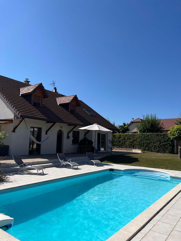 Maison de 4 chambres avec piscine au cœur du Jura