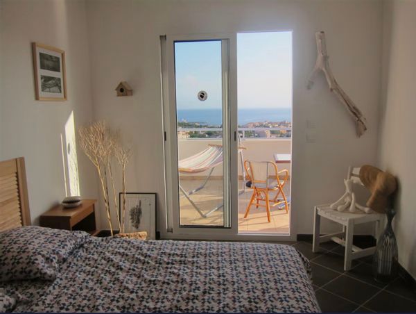 Du turquoise plein les yeux ! et du maquis plein les pattes :)
Bel appartement de standing F2 vue mer avec grande terrasse, calme et bien équipé. À 800 m de la première plage.