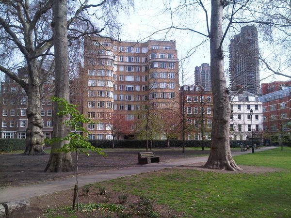 1 B/R flat located in well-known art deco building on historic square in Barbican area of Central London