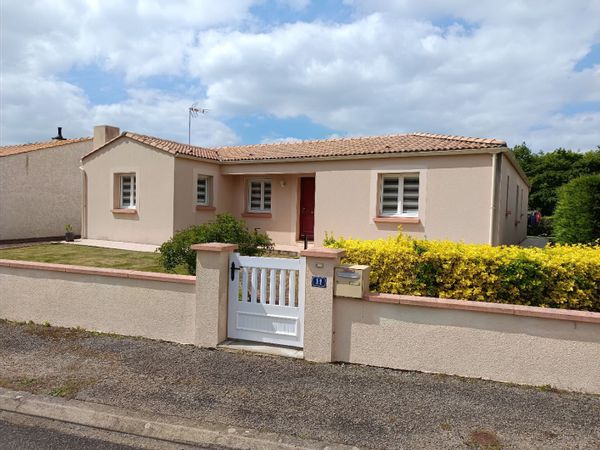 Maison sur la cote de jade, à 800 mètres du bourg et de la  plage .