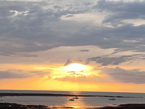 Maison sur la cote de jade, à 800 mètres du bourg et de la  plage .