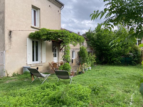 Maison atypique à Mirabel-et-Blacons, proche de la Drôme, jardin, potager et chat attachant