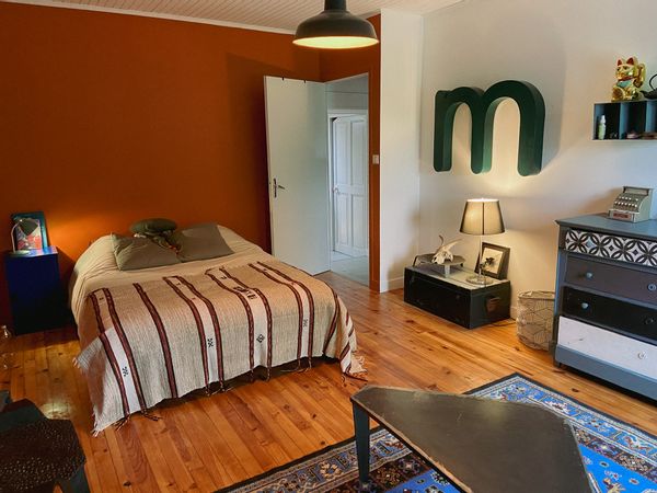 Chambre dans la maison atypique de Mazarine et Arthur, avec jardin