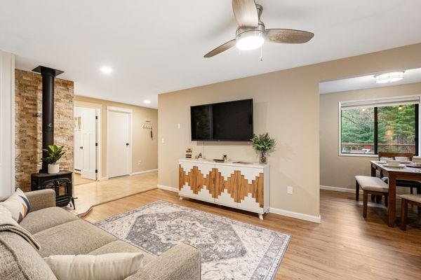 Visit the Glacier Spruce Haven! A cozy and family-friendly townhome in beautiful Juneau, Alaska! Just 6 minutes from the breathtaking Mendenhall Glacier.