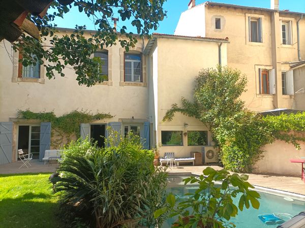 Oasis with a swimming pool in the heart of the city. A quiet, bright, and family-friendly house