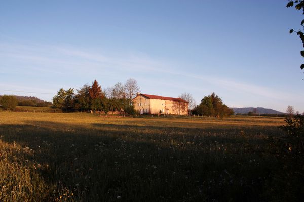 Ferme près d'un lac