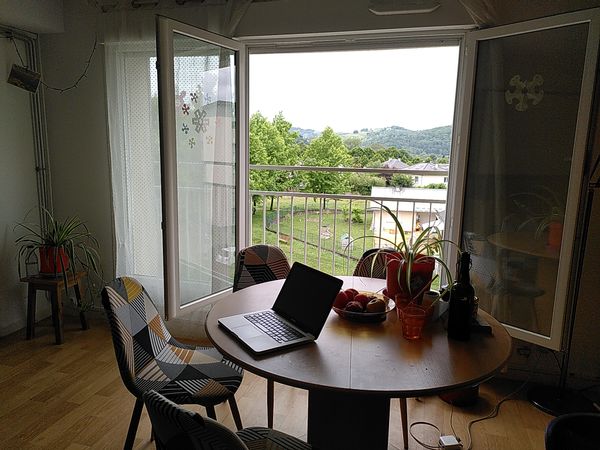 La chambre privée de Fernando, dans la ville de Bagnères de Bigorre, au pieds des Pyrénées.