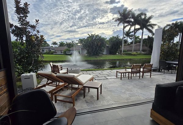 Expérience de vie typiquement floridienne au sein du célèbre complexe AZTEC RV RESORT à 20 minutes de la plage de Pompano Beach ou de l'aéroport de Fort Lauderdale. La combinaison d’une luxueuse propriété de vacance et le confort douillet d’un motorisé classe A côte à côte sur un terrain au bord du canal au cœur même du complexe Aztec qui inclus toutes les facilités dont 2 grandes piscines, spa, gym, terrains de tennis, pickleball, volleyball, shuffleboard, fer à cheval et même une endroit pour pratiquer son putting au golf. Une trottinette électrique sera à votre disposition pour parcourir le réseau de petites rues privées longeant les 655 terrains ornés de palmiers royales et d'une végétation luxuriante sans oublier les installations communes situés en plein centre du complexe.
