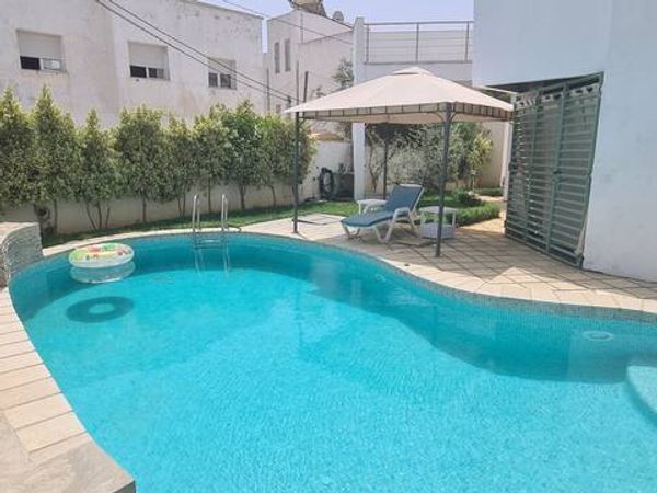 La maison de Raja est un havre de paix très calme et lumineux avec un jaccusi une terrasse à l'étage un jardin et une grande piscine au rez de chaussée