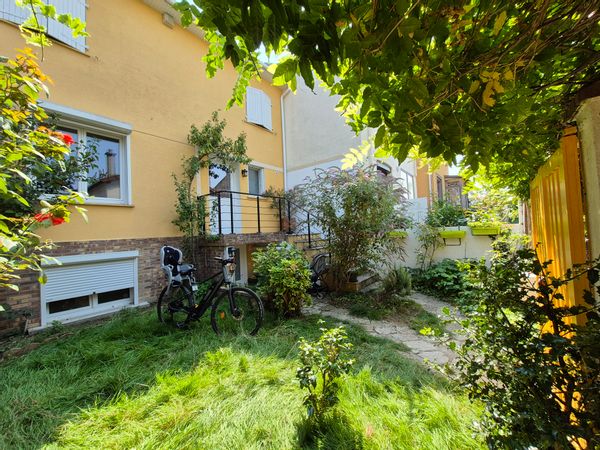 Maison de ville dans une rue piétonne en proche banlieue parisienne