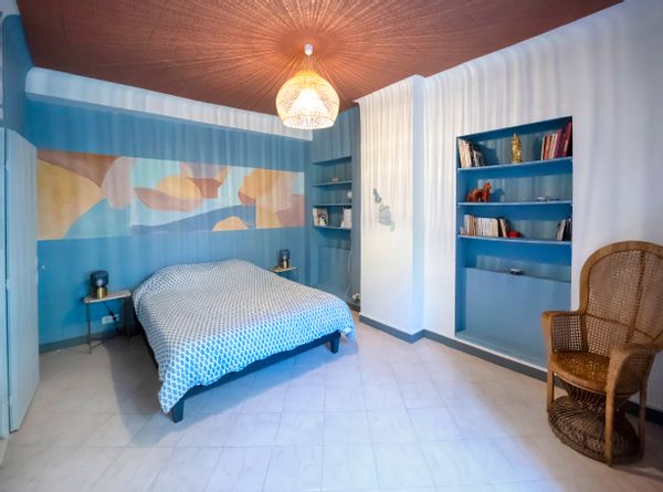 L'appartement  se trouve dans un ancien couvent . Il y a un jardin qui appartient à la copropriété autour et qui fait partie d'un doli décor calme, malgré l'emplacement en pleine ville. L'appartmenent est décoré et plein de couleurs. Il reflète bien le charme du sud. Il donne l'impression d'être dans un cocon  et en hauteur avec une vue sans vis à vis.à 1O minutes du vieux port et à 15 minutes de l'église notre dame de la garde à pied. Il y a de nombreux commerces et restaurants autour. Le metro est à 7 min à pied.