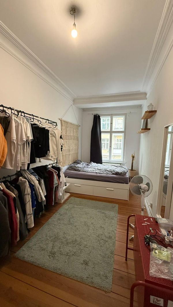 Amazing flat in the heart of the city. Lots of pubs and restaurants to explore and the center of Berlin is a 8 min bike ride away.