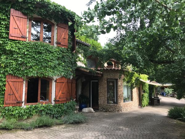 "Maison Coup de Coeur" sur les hauteurs de Grenoble, dans un  écrin de végétation, calme et reposante  à proximité de sites autant montagnards que citadins.