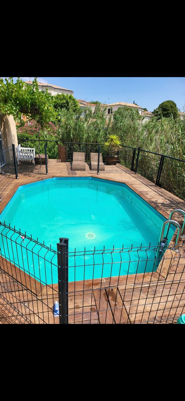 En plein milieu de nulle part sur un terrain de 1500m2. Tyrolienne, piscine l'été, cabane dans le jardin... À 20min de vélo de l'abbaye de Valmagne. Cadre bucolique..