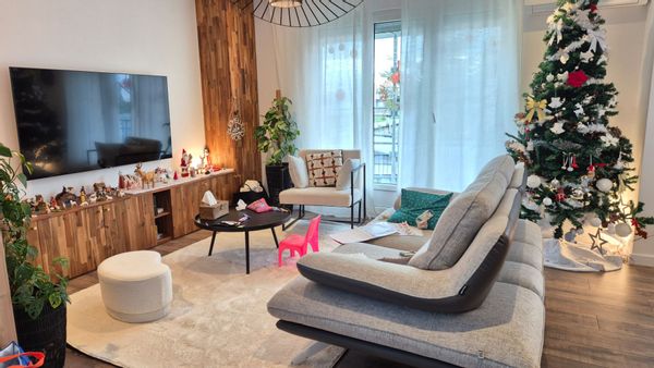 Bienvenue dans notre maison de 150 m², idéale pour profiter d’un séjour paisible en famille. Située au bout d’un chemin, sans vis-à-vis avec peu de passage, elle offre un cadre calme et préservé, parfait pour se reposer.